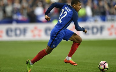 澳队体育精华-哈基米任意球击中横梁遗憾